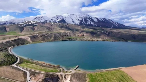 S&uuml;phan Dağı ve Aygır G&ouml;l&uuml;&rsquo;n&uuml;n bahar manzarası hayranlık uyandırıyor
