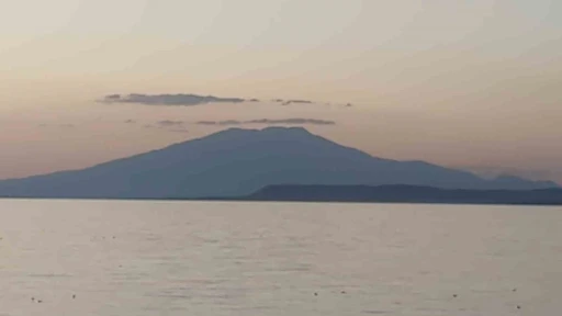 Süphan Dağı zirvesindeki bulut, Van Gölü ile görsel şölen oluşturdu
