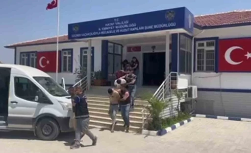Şüphe uyandırmamak için LG logolu teknik servis aracıyla göçmen kaçırırken yakalandılar
