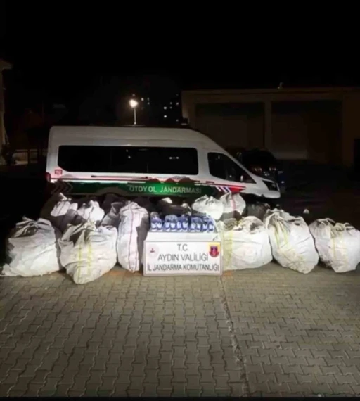 Şüphe üzerinde durdurulan iki araçta 1,9 milyon liralık sahte ayakkabı ele geçirildi
