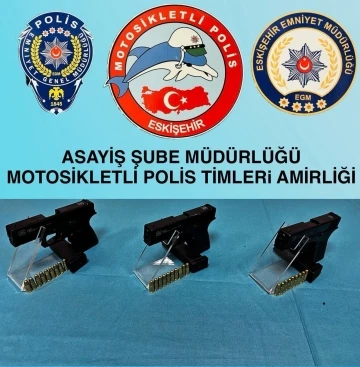 Şüphe üzerine durdurulan araçta 3 tabanca ele geçirildi
