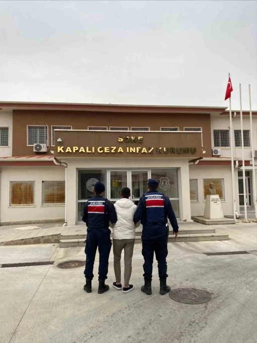 Şüphe üzerine durdurulan araçta 42 düzensiz göçmen yakalandı

