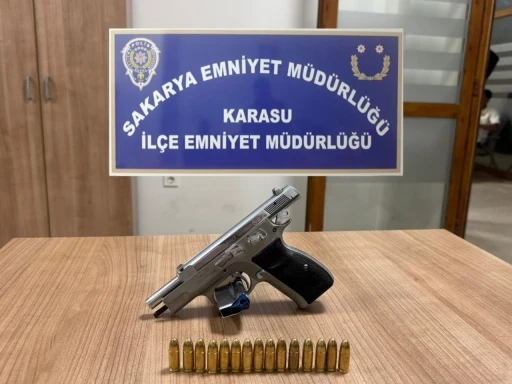 Şüphe üzerine durduruldu, üstünden ruhsatsız tabanca çıktı
