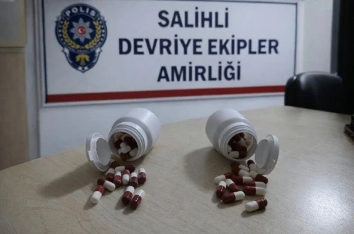 Ş&uuml;phe &uuml;zerine durduruldular, &uuml;zerlerinden uyuşturucu hap &ccedil;ıktı
