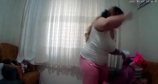 Ş&uuml;phe &uuml;zerine koyduğu kameradan bebeğine şiddet &ccedil;ıktı
