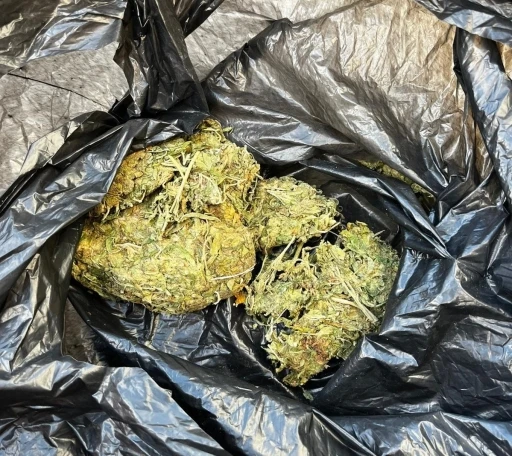 Ş&uuml;pheli ara&ccedil;tan 50 gram esrar &ccedil;ıktı
