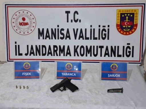Şüpheli gençten tabanca ve mermi çıktı
