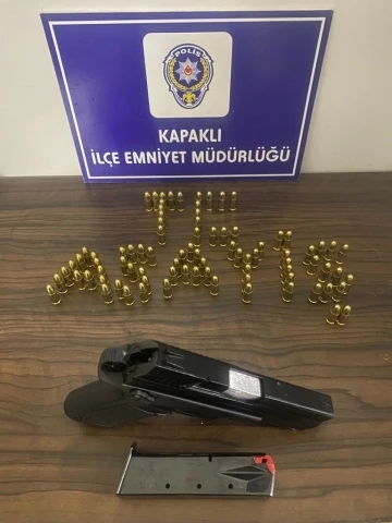 Ş&uuml;pheli şahısların &uuml;zerinde 2 adet ruhsatsız silah ele ge&ccedil;irildi
