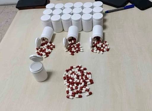 Ş&uuml;phelilerin &ccedil;antasından bin 163 uyuşturucu hap &ccedil;ıktı
