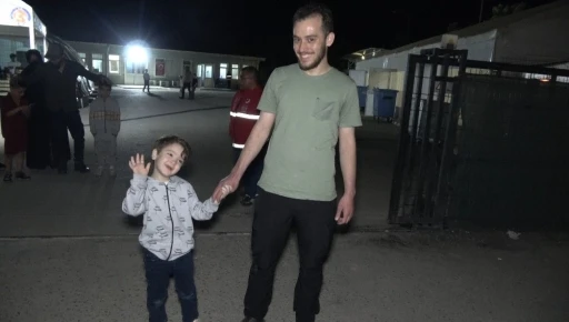 Suriye’ye geri dönüşler gece de devam ediyor
