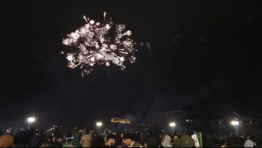 Suriyeliler Emevi Meydanı&rsquo;nda 2026&rsquo;ya coşkuyla girdi
