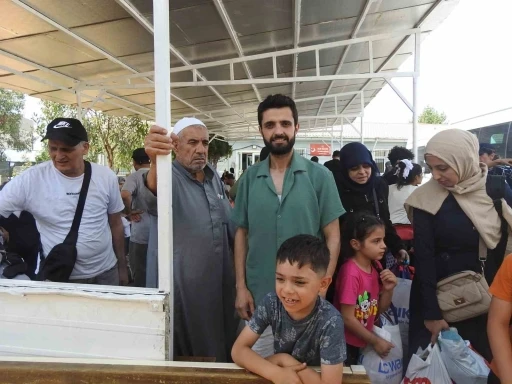 Suriyeliler  Türkiye’ye teşekkürle veda ediyor
