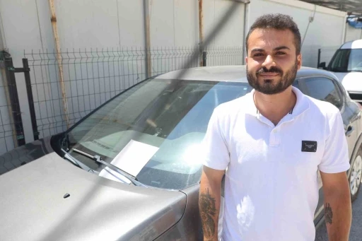 S&uuml;rtt&uuml;ğ&uuml; aracın sahibini bulamayınca &ouml;n cama &lsquo;Arabaya hafif s&uuml;rtt&uuml;m, l&uuml;tfen bana ulaşın&rsquo; notunu bıraktı
