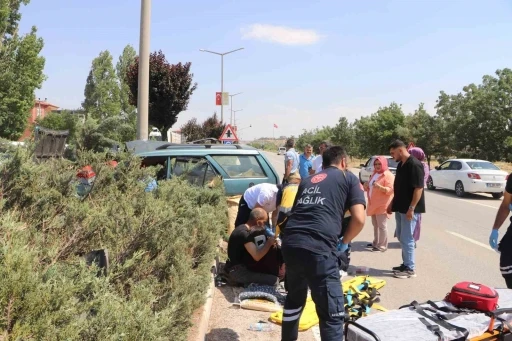 S&uuml;r&uuml;c&uuml;, kazada yaralanan eşine sarılarak başında bekledi
