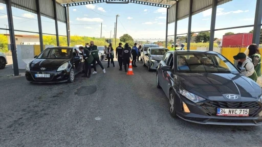 S&uuml;r&uuml;c&uuml;lere net mesaj: "Direksiyondayken ekrana değil yola bak"