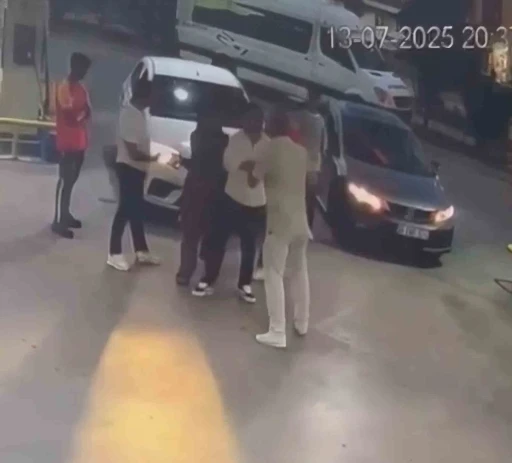 Sürücülerin şerit kavgası kanlı bitti: 1 yaralı
