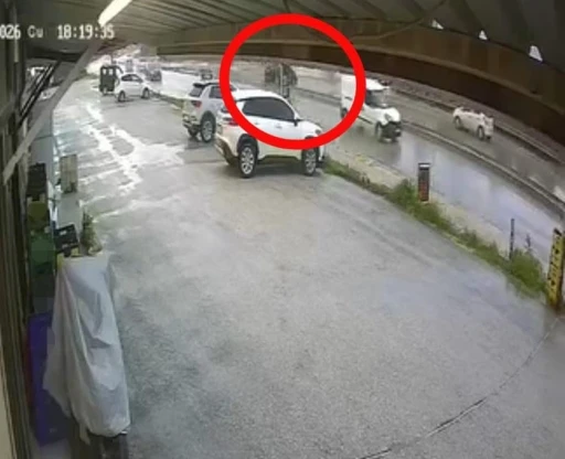 S&uuml;r&uuml;c&uuml;s&uuml; markete gitti, el freni &ccedil;ekilmeyen otomobil ana yola &ccedil;ıktı
