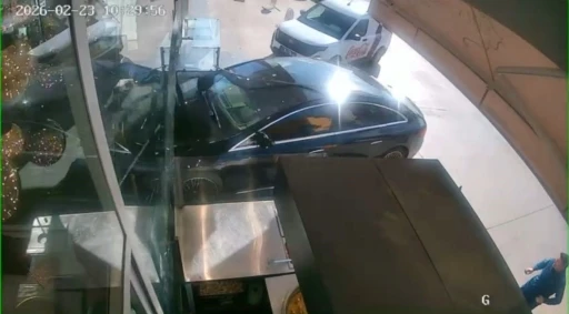 S&uuml;r&uuml;c&uuml;s&uuml;n&uuml;n kontrol&uuml;n&uuml; kaybettiği otomobilin pastaneye girdiği an kameraya yansıdı
