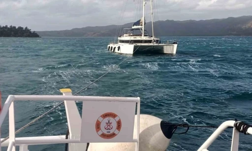 S&uuml;r&uuml;klenen Yelkenli Katamaran tekneyi Kıyı Emniyet ekipleri kurtardı
