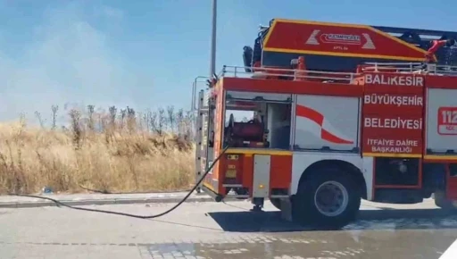 Susurluk&rsquo;ta pazar alanına yakın ot yangını
