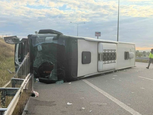 Susurluk&rsquo;ta yolcu otob&uuml;s&uuml; devrildi: 25 yaralı
