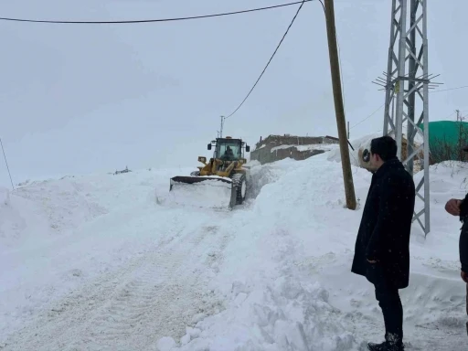 Susuz Kaymakamı Tutal, k&ouml;ylerde vatandaşlarla buluştu
