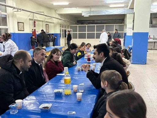 Susuz Kaymakamı Tutal, &ouml;ğrencilerle iftarda buluştu
