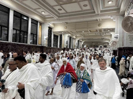 Suudi Arabistan’da hacı adaylarına bedava tıraş
