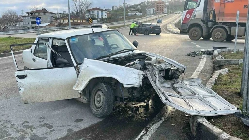 SUV araca &ccedil;arpan Tofaş par&ccedil;alandı: 2 yaralı
