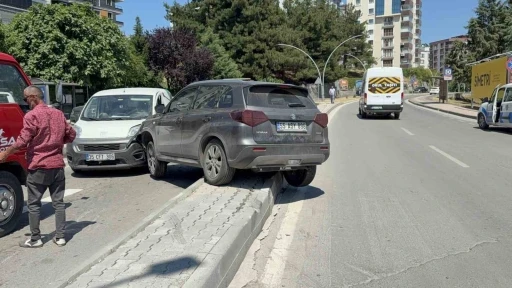 SUV ile hafif ticari ara&ccedil; &ccedil;arpıştı: Baba ve 2 yaşındaki oğlu yaralandı
