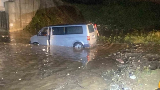 Suya g&ouml;m&uuml;len ara&ccedil;ta anne ve oğlu mahsur kaldı, ekipler seferber oldu
