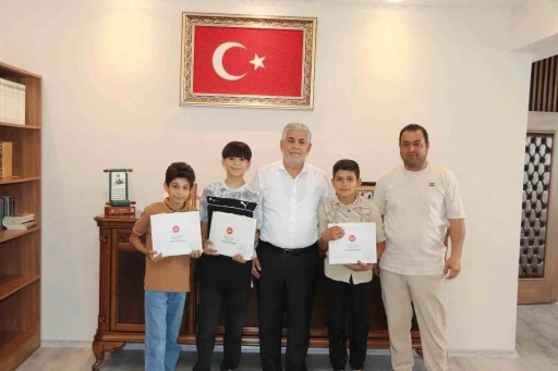 Suyun parasını kameraya g&ouml;steren &ccedil;ocuklar m&uuml;ft&uuml;l&uuml;kte ağırlandı
