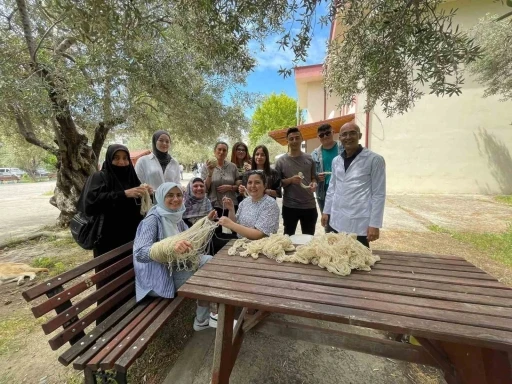 TAB öğrencileri geleneksel yöntemlerle yün ipliğini renklendirdi
