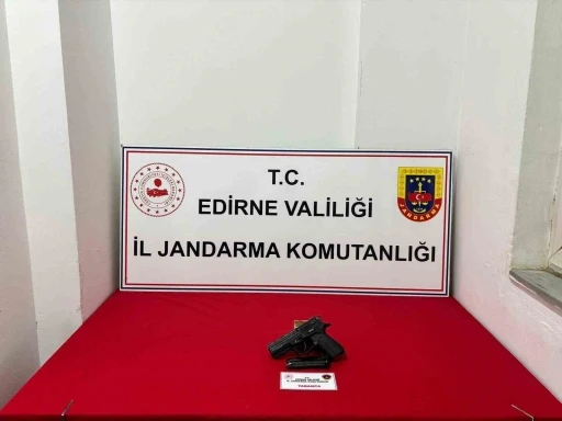 Tabancayla ateş ederken arkadaşını yaraladı
