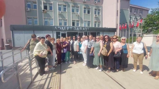 Taciz davasında kadın muhtara kadın meslektaşlarından destek
