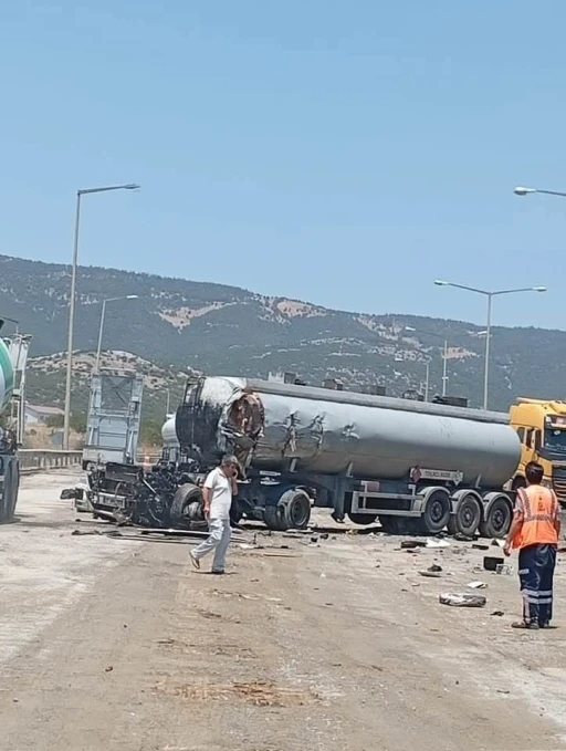 TAG Otoyolu’nda tanker ile kamyon kafa kafaya çarpıştı: Sürücüler hayatını kaybetti
