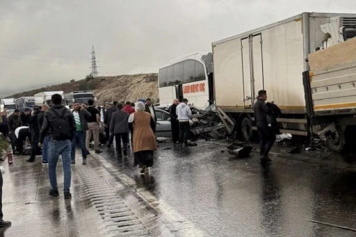 TAG Otoyolu&rsquo;nda zincirleme trafik kazası: 1&rsquo;i ağır 5 yaralı
