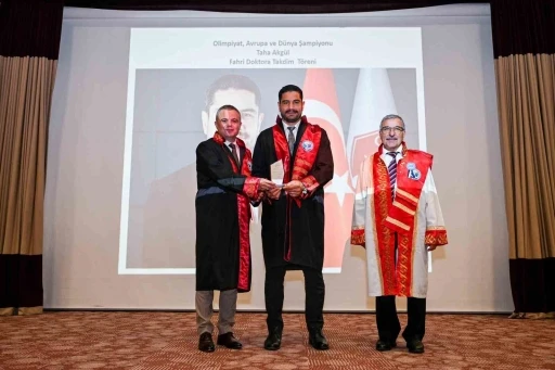 Taha Akg&uuml;l&rsquo;e fahri doktora &uuml;nvanı verildi
