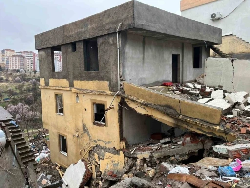 Tahliye edilen bina yağışlara dayanamayarak &ccedil;&ouml;kt&uuml;
