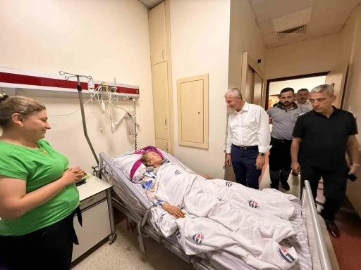 Tahmazoğlu&rsquo;ndan hastalara moral, sağlık &ccedil;alışanlarına destek ziyareti
