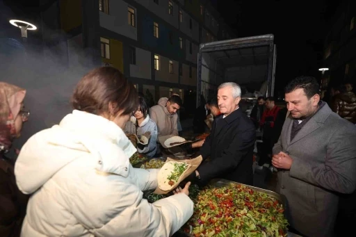 Tahmazoğlu &ouml;ğrencilerle sahurda buluştu
