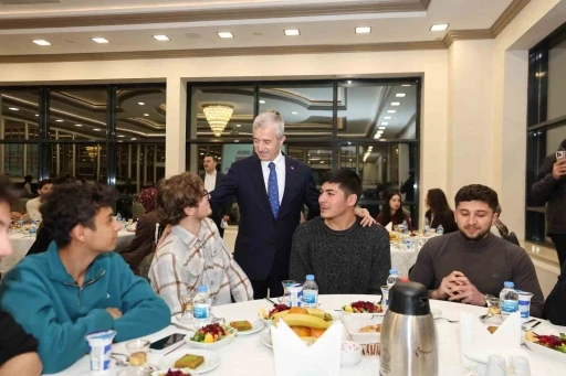 Tahmazoğlu, YKS&rsquo;de ilk bine giren gen&ccedil;lerle buluştu
