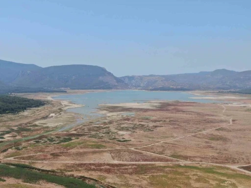 Tahtalı Barajı’nda ürküten manzara; su çekildi geriye balçık kaldı
