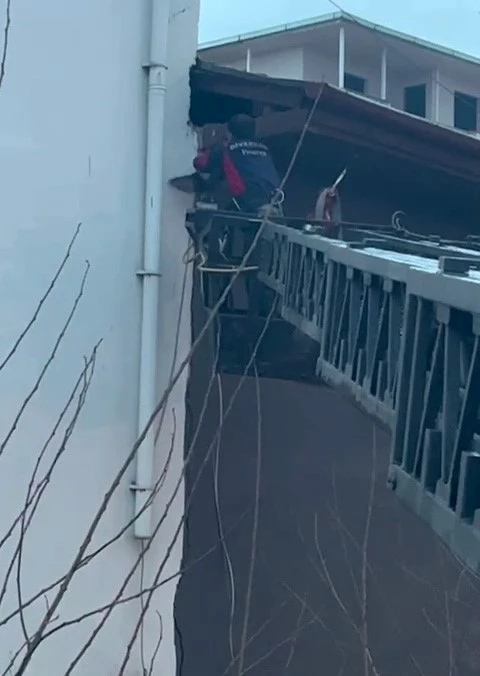 Takıldığı ipte asılı kalan g&uuml;vercin kurtarıldı
