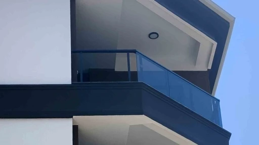 Takılmayan cam korkuluk boşluğundan aşağıya d&uuml;şen &ccedil;ocuk yaralandı
