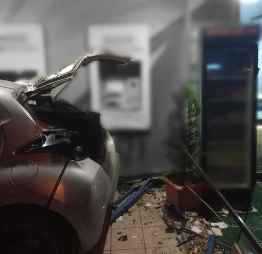 Takla atan araç banka şubesine çarparak durabildi: 2 yaralı
