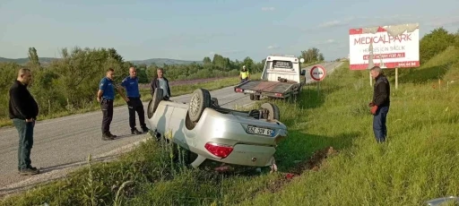 Takla atan araçtan yara almadan kurtuldu
