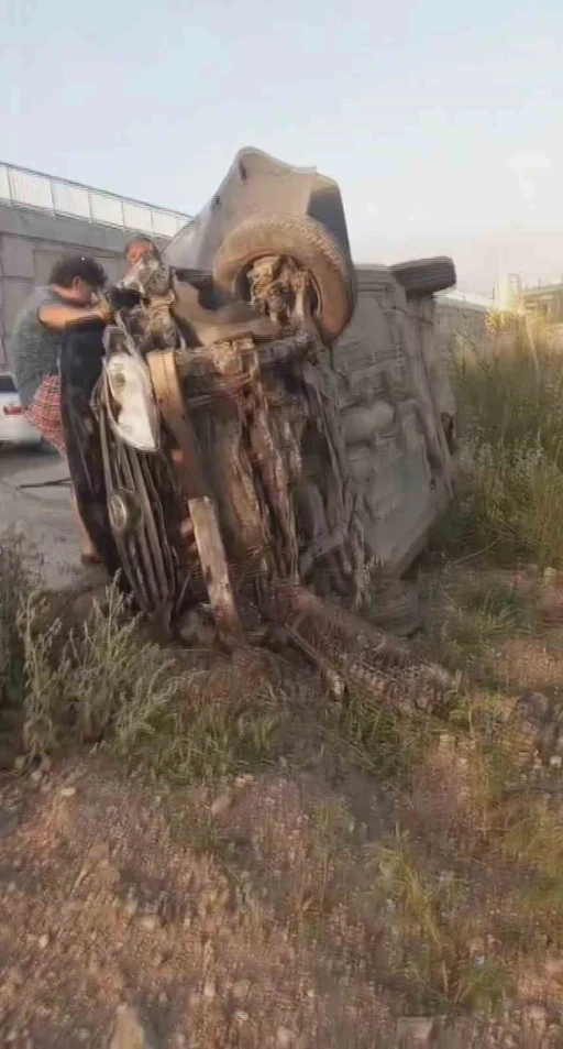 Takla atan atarak yan yatan otomobildeki 4 kişi yaralandı
