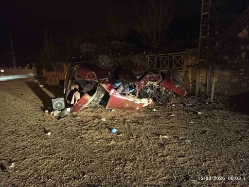 Takla atan otomobil hurdaya d&ouml;nd&uuml;, 2 kişi ağır yaralandı
