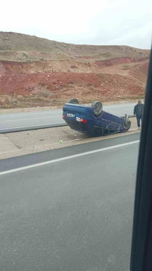 Takla atan otomobil ref&uuml;je d&uuml;şt&uuml;: 2 yaralı
